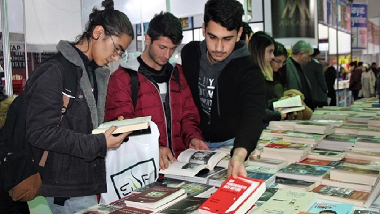 Elazığ kitap fuarı yoğun ilgi görüyor