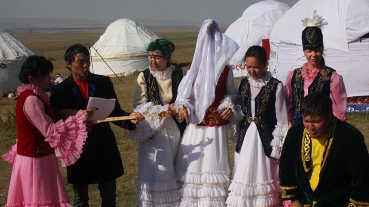 Kazakistan'da evlenecek kişilerin 7 ceddine kadar bakarlar