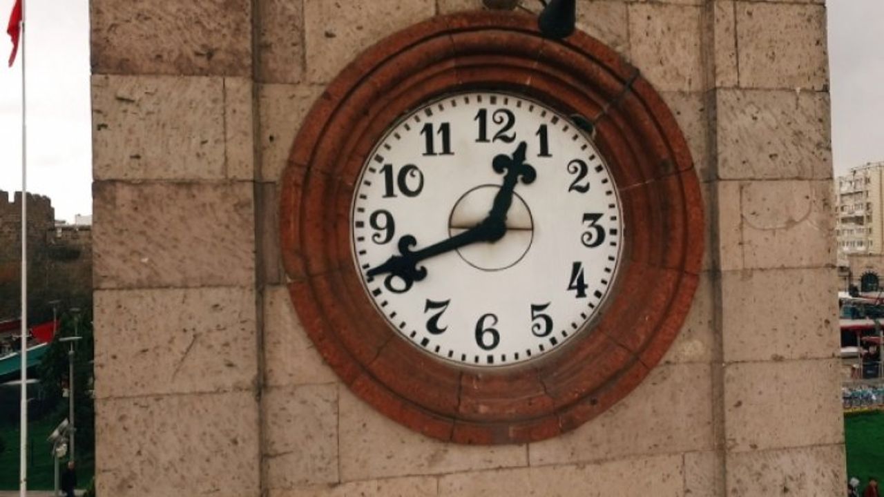 Kayseri'deki tarihi saat kulesi 113 yıldır zamana meydan okuyor