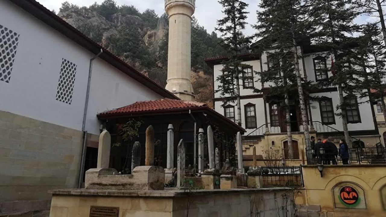 Taşı Mekke'ye, suyu Zemzem'e benzeyen tekke