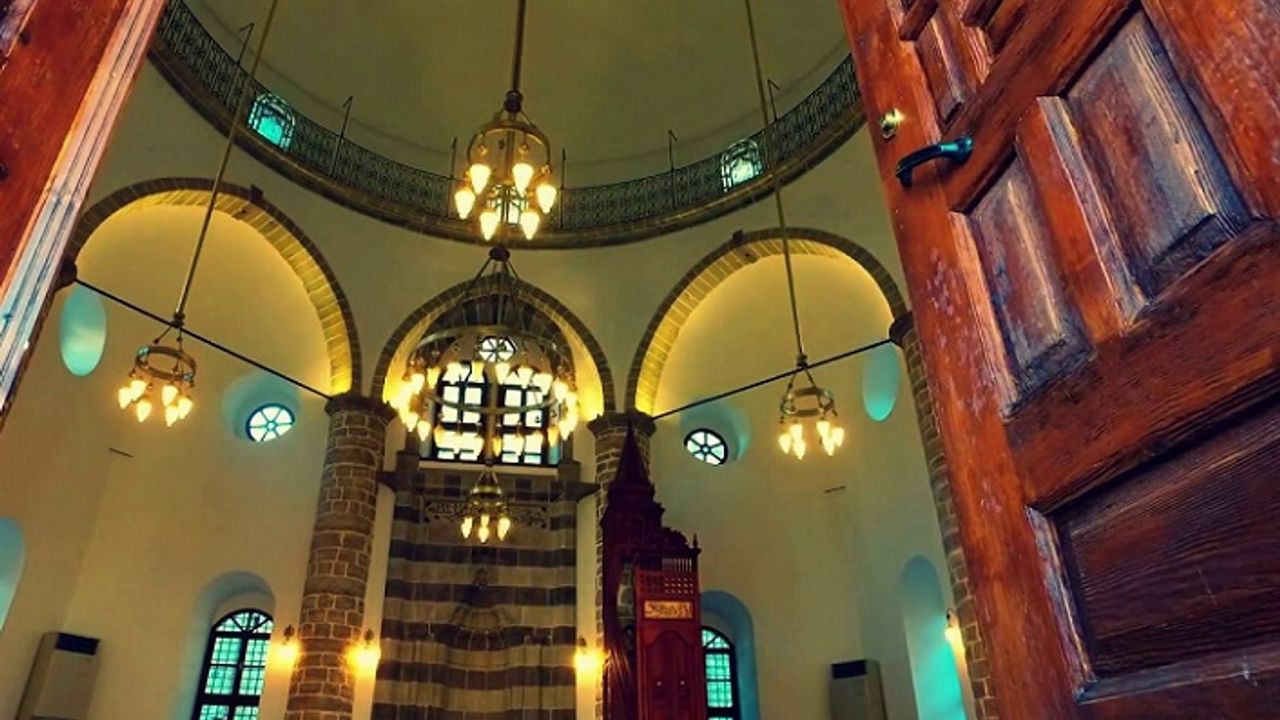 Başka bir âleme açılır gibi Acemli Camii