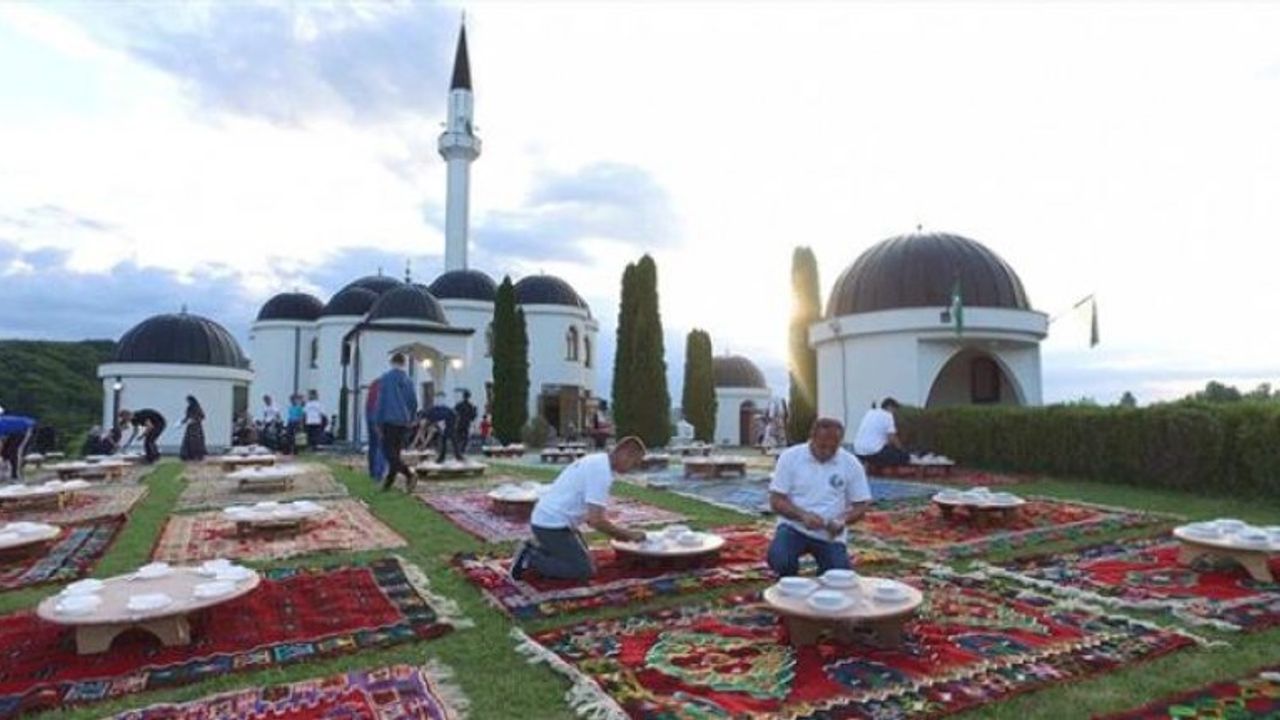 Bosna Hersek'te geleneksel iftar sofraları kuruldu