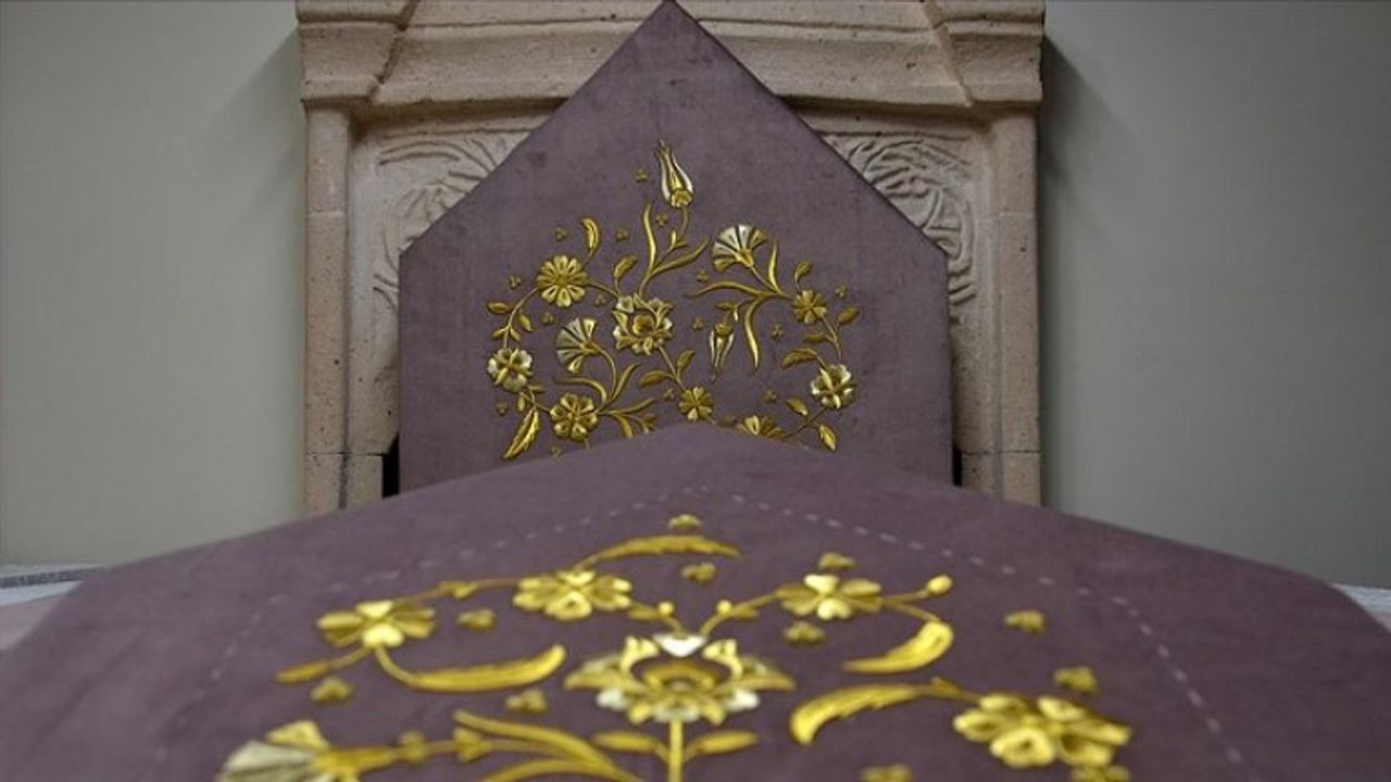 Hanedan türbelerindeki 'puşide'leri yeniliyorlar