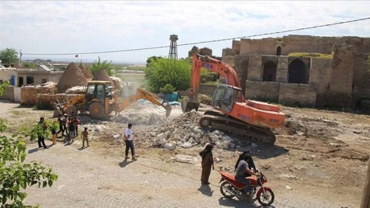 Harran'da tarihi dokuya zarar veren yapılar yıkılıyor