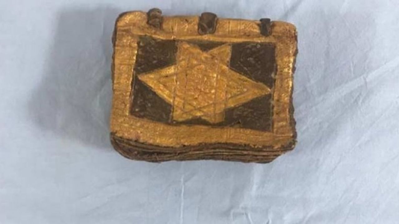 İzmir'de bin 500 yıllık İbranice kitap ele geçirildi