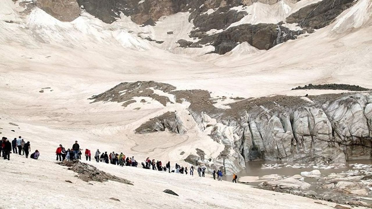 Hakkari'de 20 bin yıllık Cilo buzları eriyor