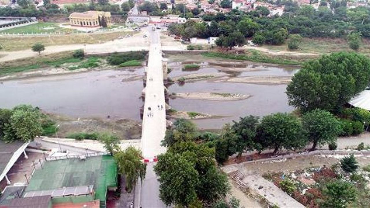 Restorasyona alınan tarihi Tunca Köprüsü trafiğe kapatıldı