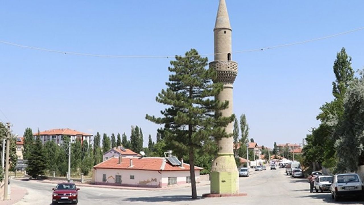 Aksaray'da yol ortasında camisiz minare