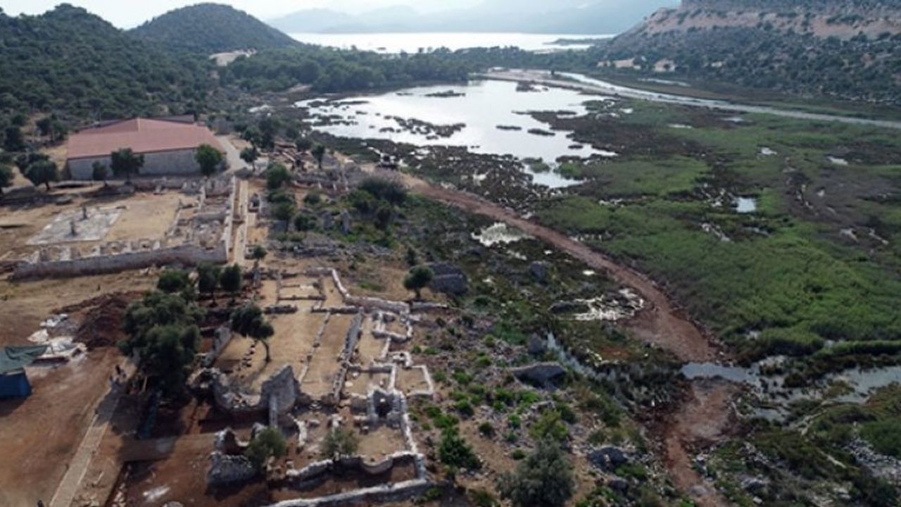 Antalya'daki antik kentte bronz tellerle dikilmiş kurşun zarf bulundu