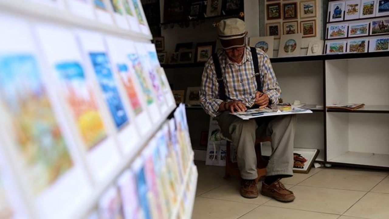 Ayraca sığdırdığı resimlerle kitap sevgisi aşılıyor