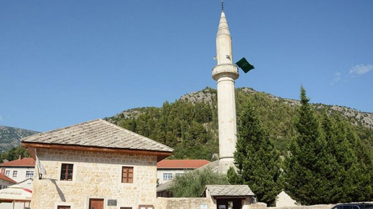 Beş asırlık Osmanlı camisi ihtişamıyla büyülüyor