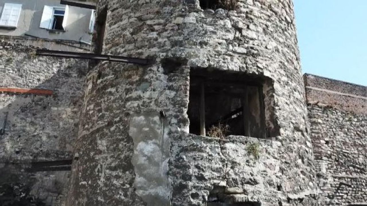 Cenevizlilerden kalan son sur kalıntıları yok olmak üzere…
