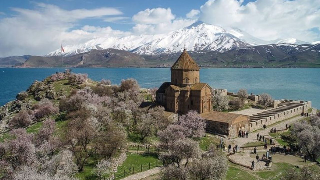 Hoşgörü adası Akdamar'da ayin hazırlığı