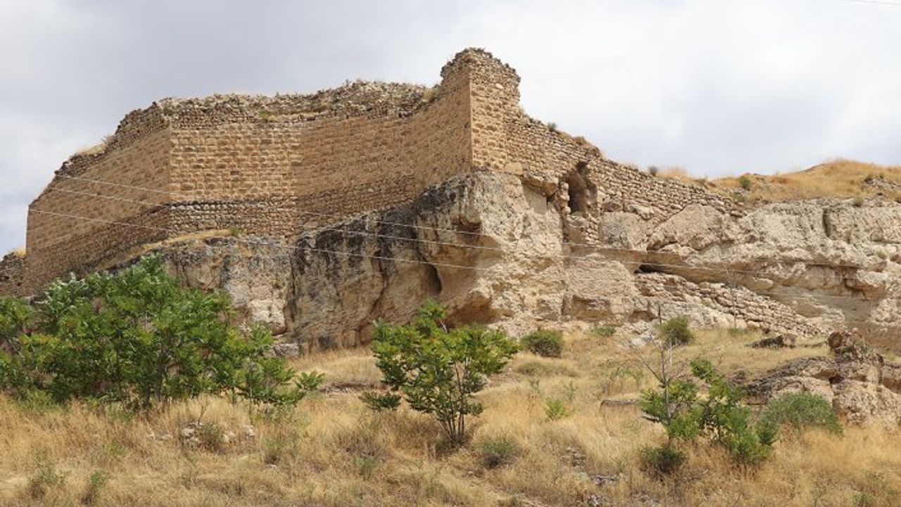 Kemah Kalesi'ndeki eserler gün yüzüne çıkarılıyor
