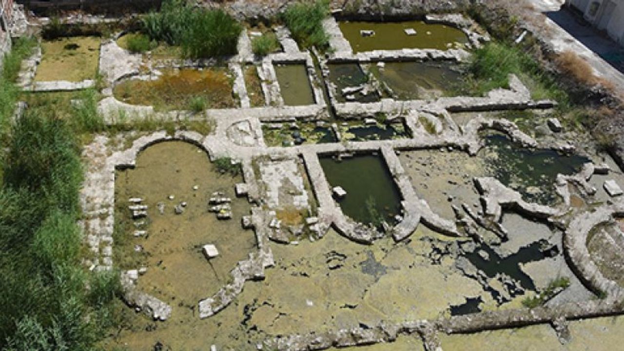 Roma hamamı kalıntısındaki suyun tahliyesi yapılamıyor