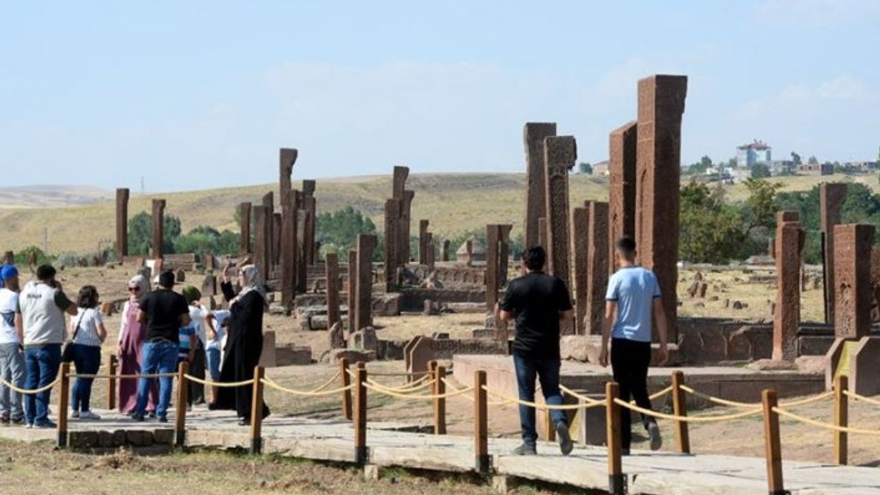 Selçuklu Meydan Mezarlığı'nda 'Malazgirt' bereketi