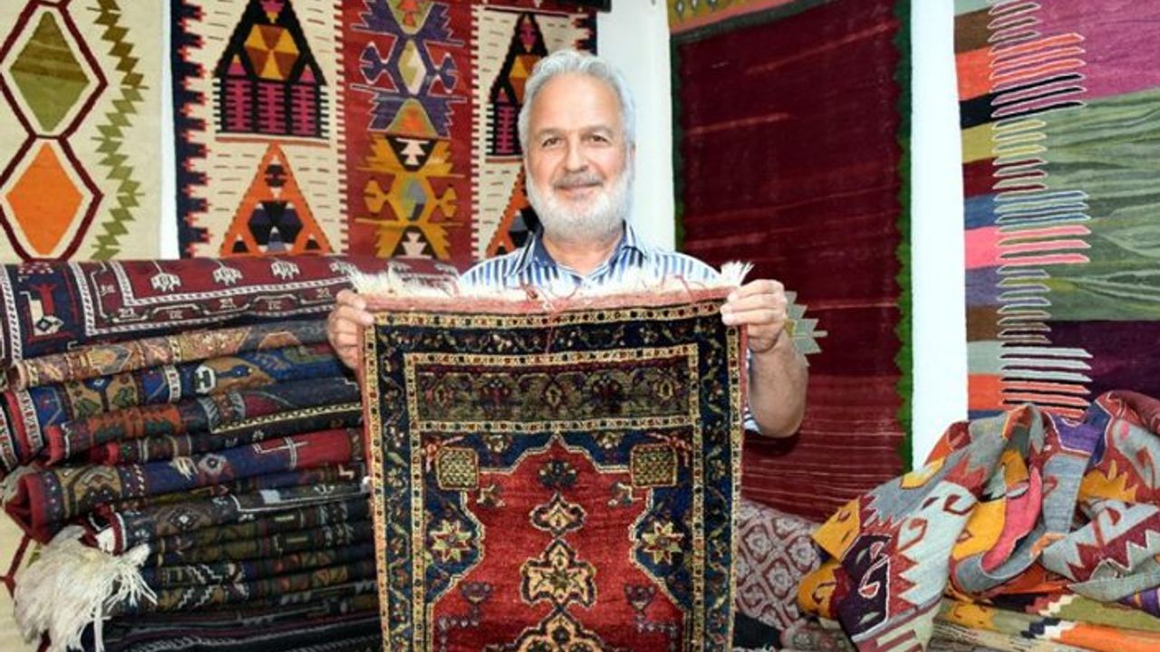 Tamir ettiği halı ve kilimleri yurt dışına pazarlıyor