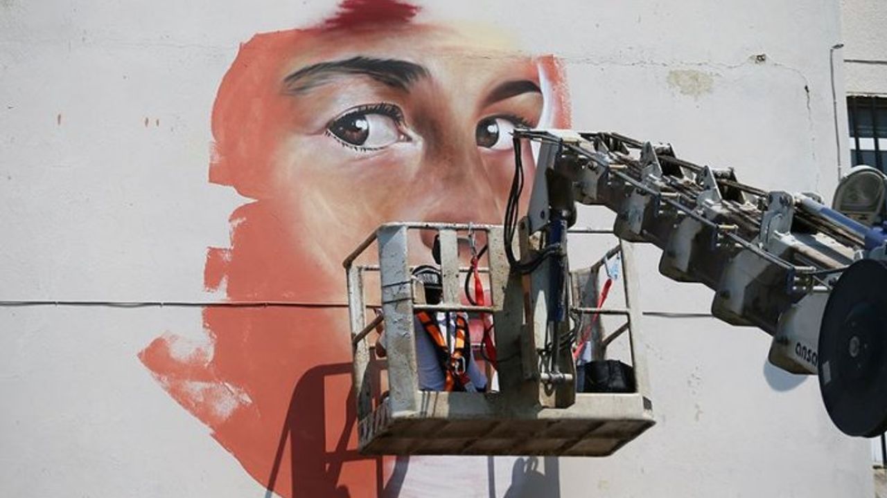 Venezuelalı sanatçı İzmir'de okul duvarlarını renklendirdi