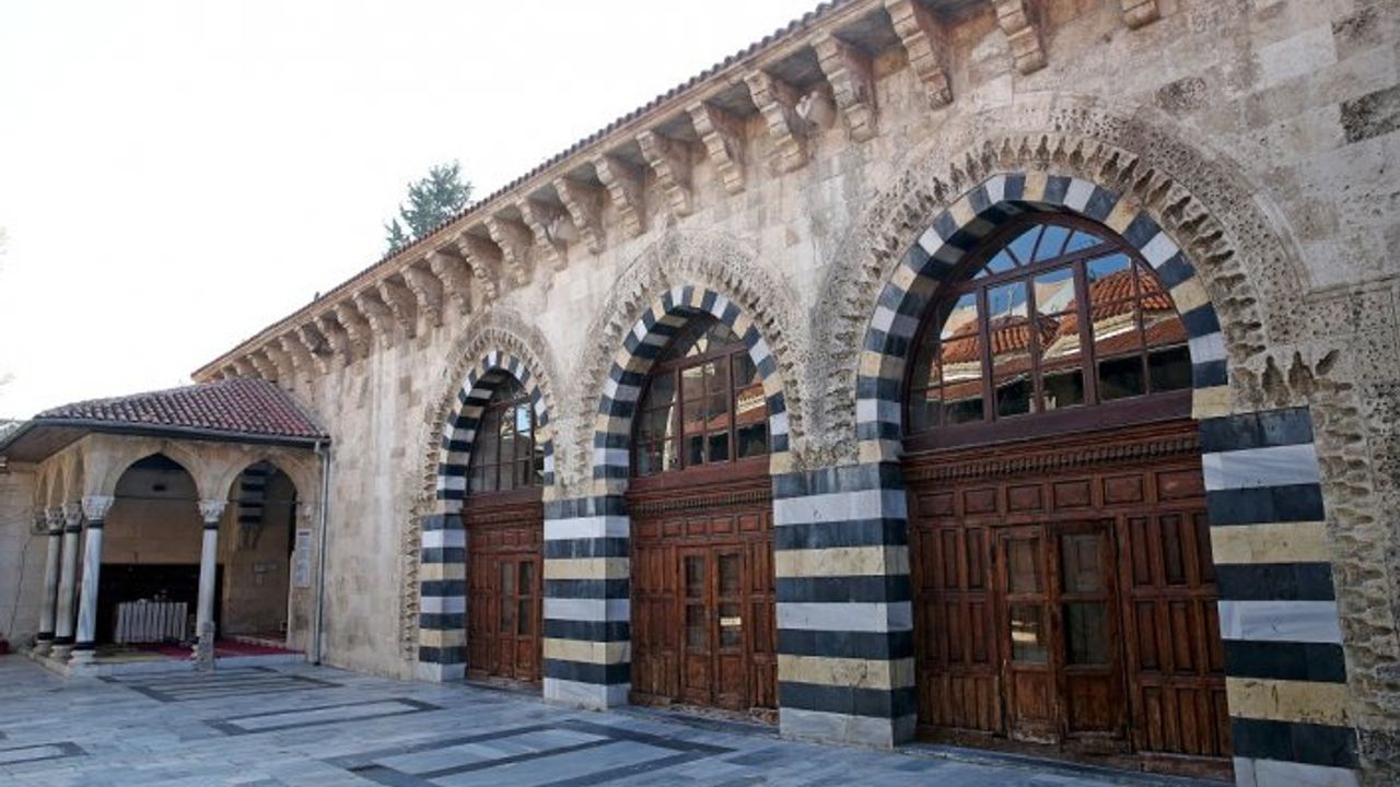 Adana'daki tarihi Ulu Cami'nin girişi ahşaba aktarılıyor