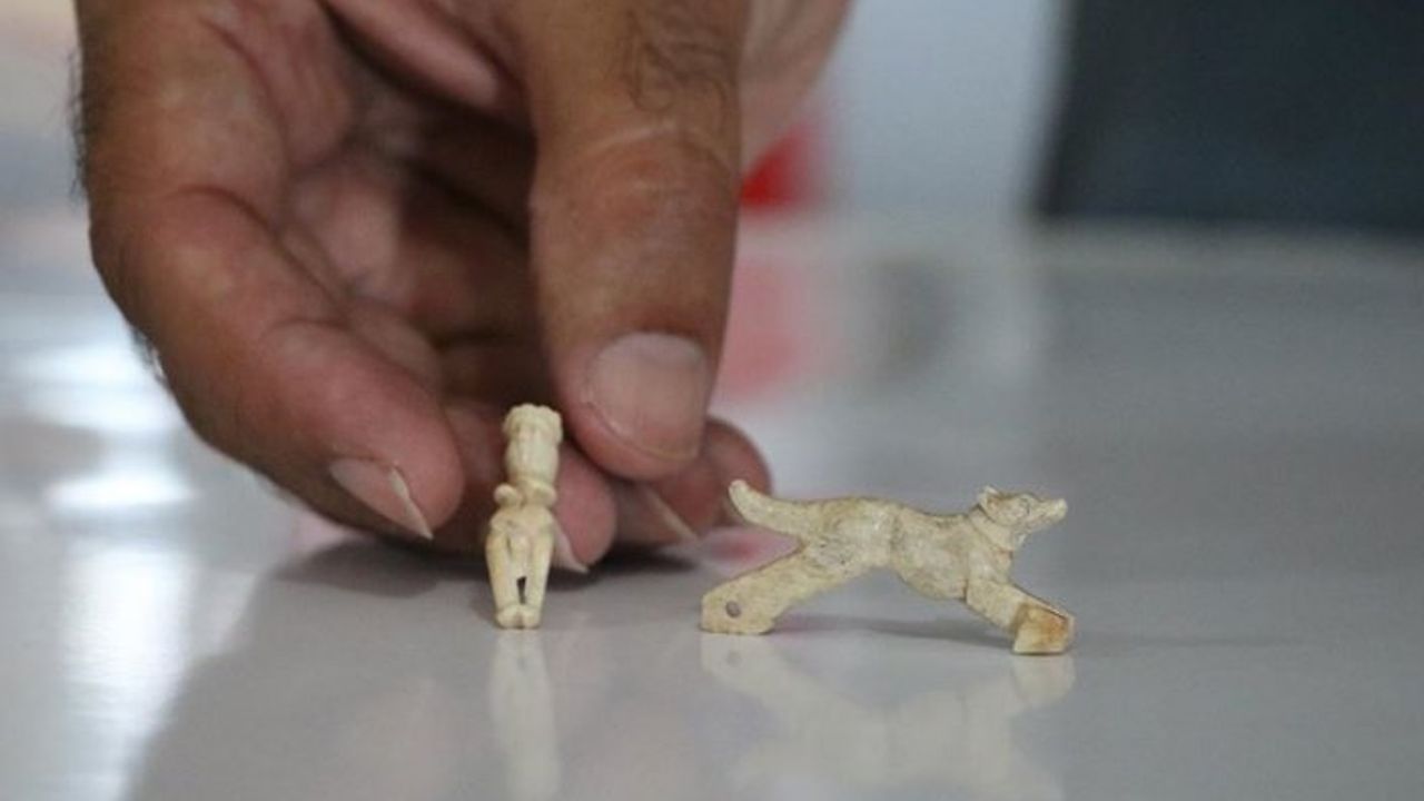 Assos'ta 1600 yıllık insan ve hayvan figürlü iki kolye ucu bulundu