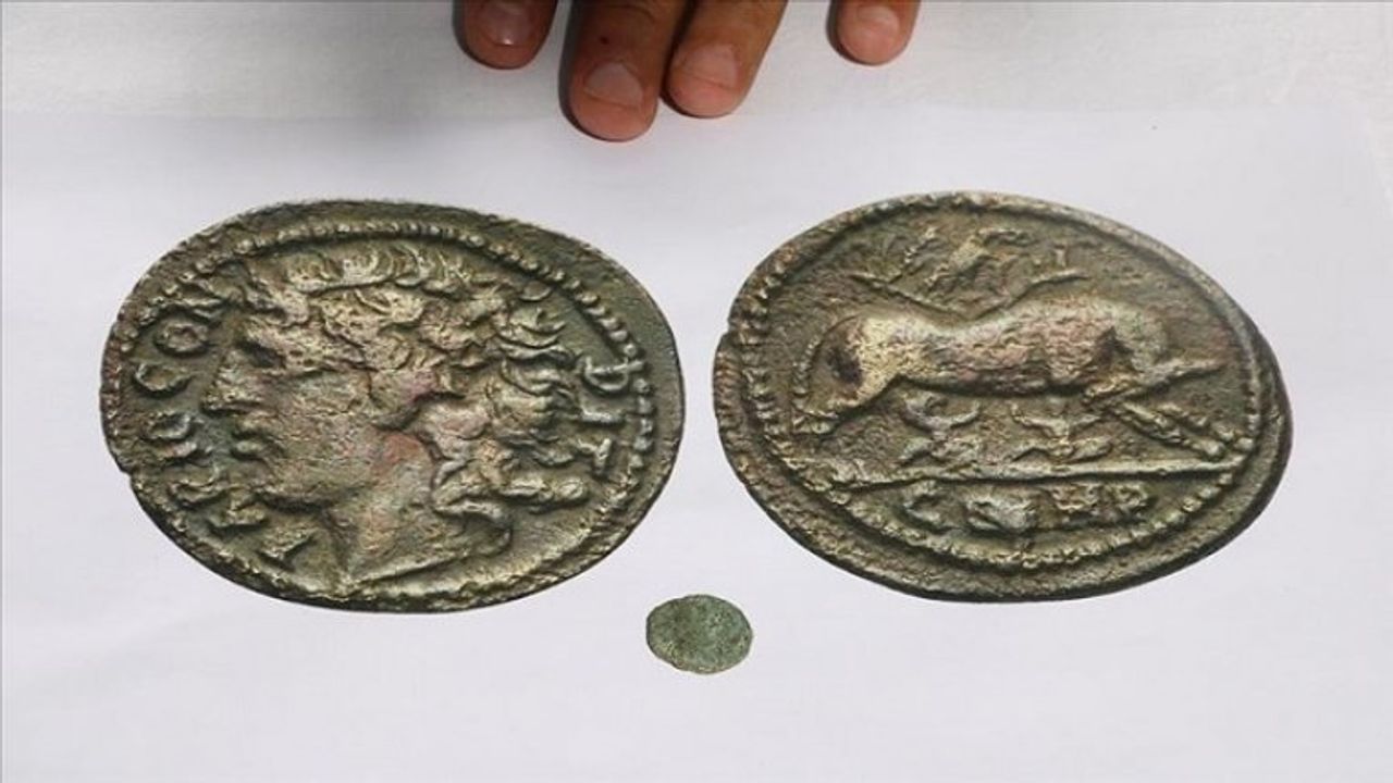 Parion Antik Kenti'nde 1800 yıllık "Paris" resimli sikke bulundu