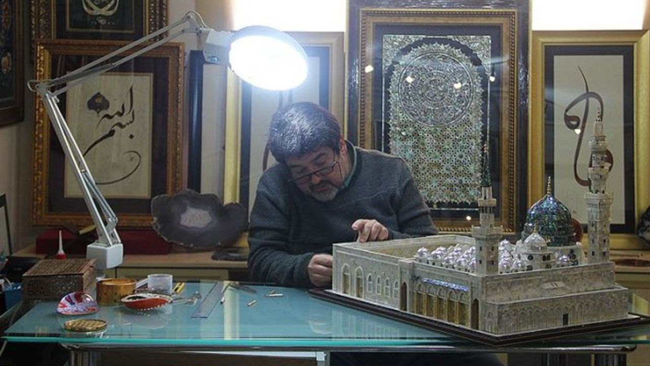 Adanalı öğretmen 28 bin sedef parçasından Mescid-i Nebevi maketi yaptı