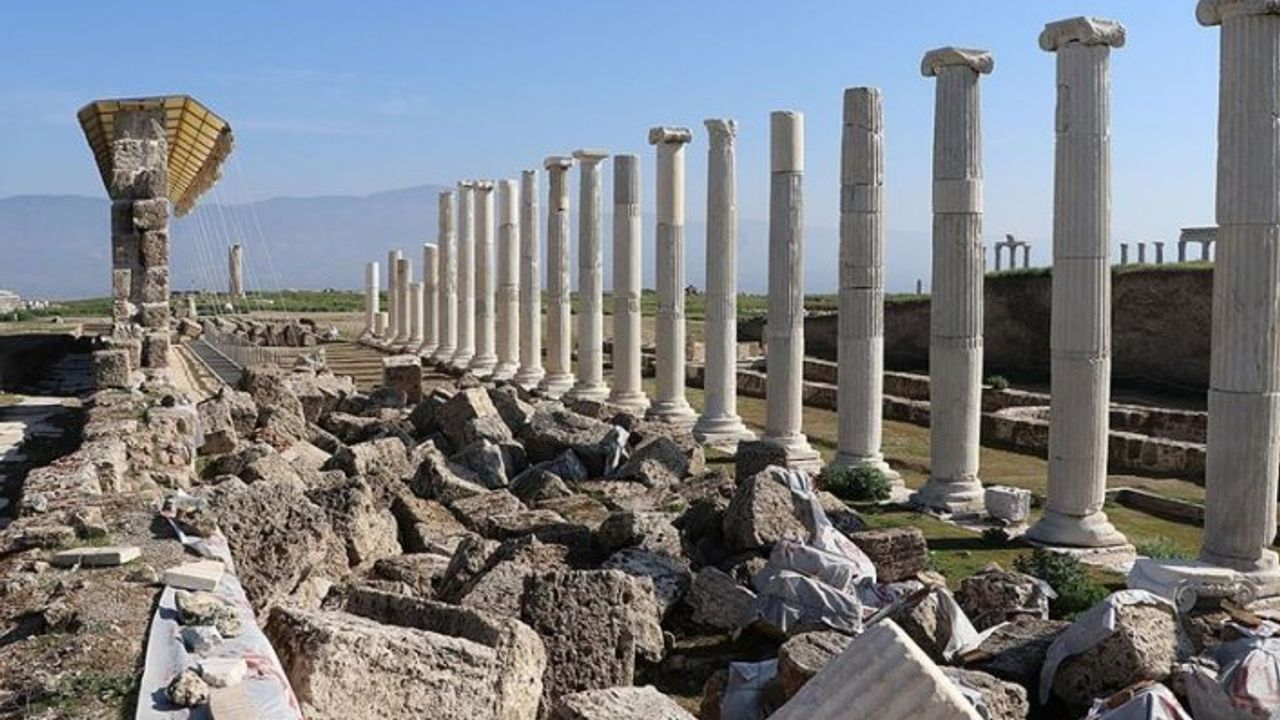 Laodikya Antik Kenti'nde 1750 yıllık freskli travertenler ayağa kaldırıldı