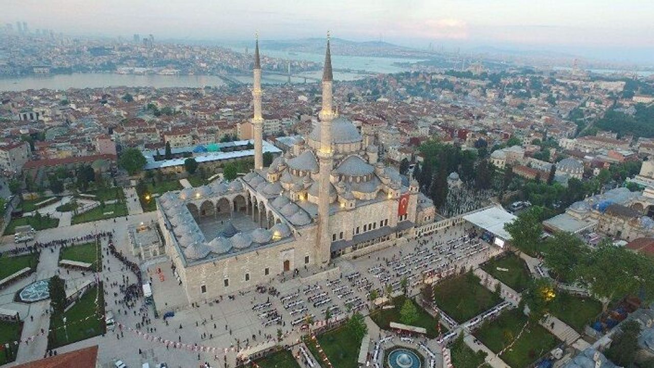 "Emin Saraç Hocaefendi ile Fatih Camii çevresinde...