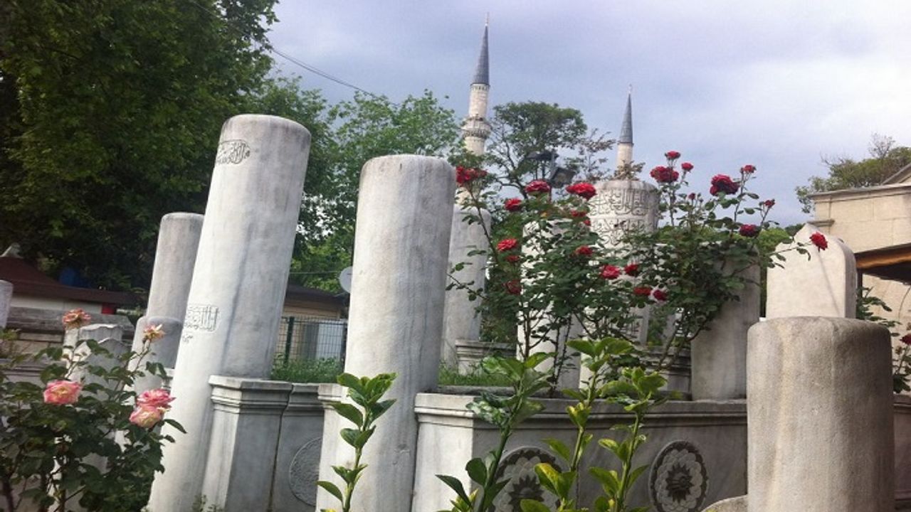 Haziresinde beş Osmanlı şeyhü'l-İslâmı barındıran mescid