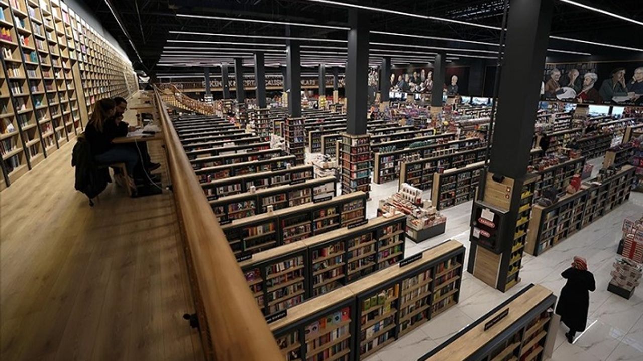 Z kuşağına kitabı, kağıt ve mürekkep kokusuyla sevdiren kitapevi