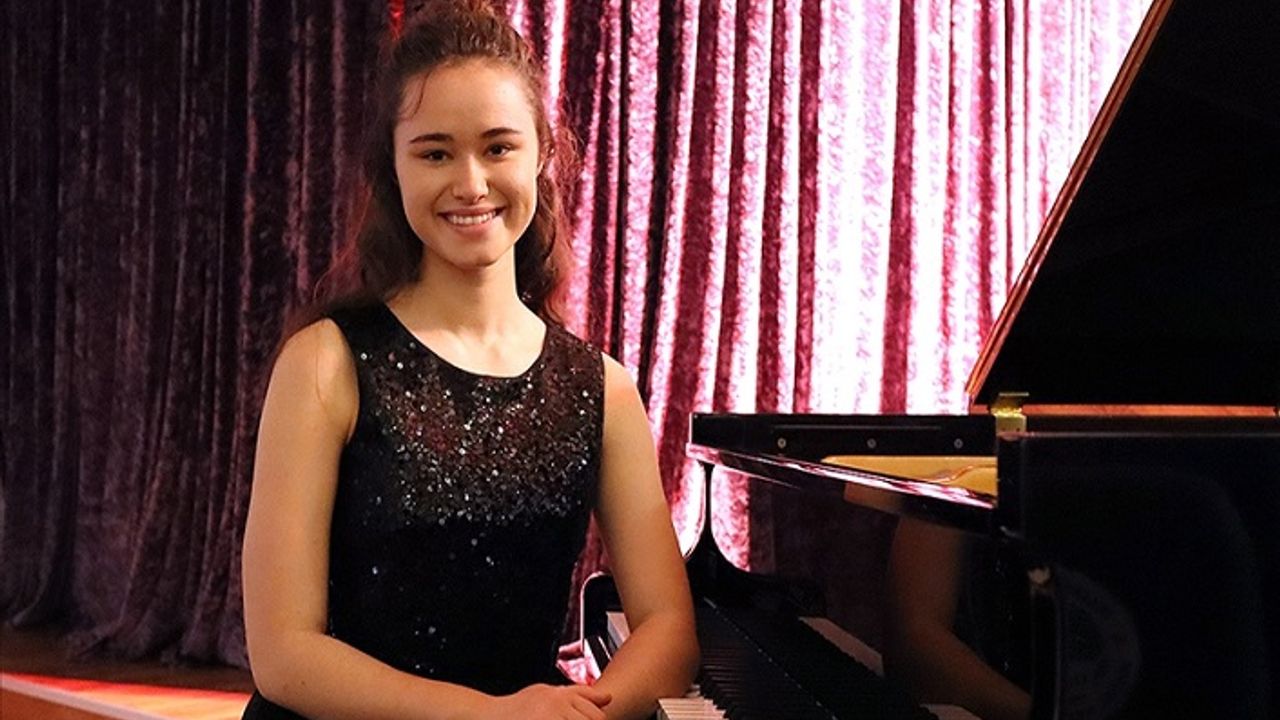 İzmirli genç piyanist uluslararası yarışmada birinci oldu