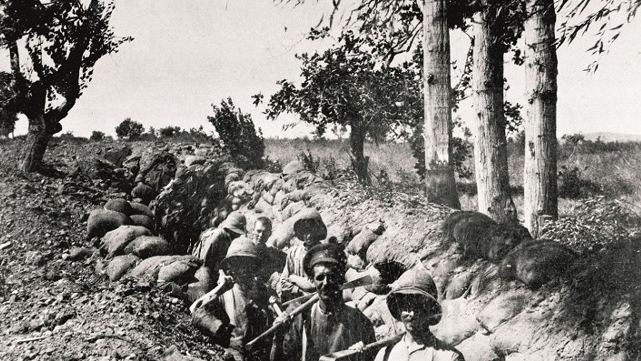 Çanakkale'de ateş altında bir İngiliz subayı