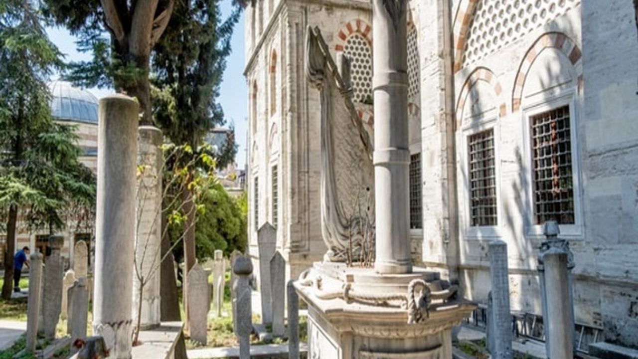 Osmanlı mezar taşlarındaki sembollerin sırları nedir?