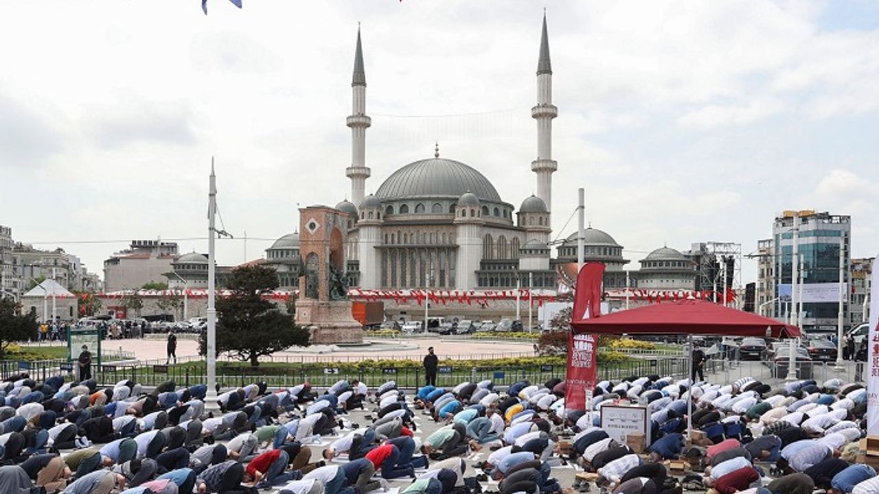 Kıyamet Sûresi'ni dinlerken Taksim'de bir cami tasavvuru
