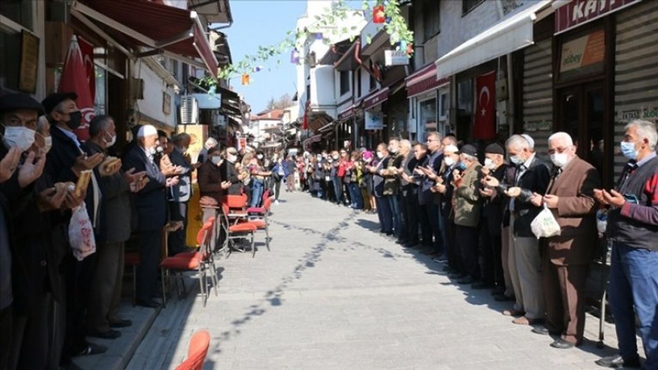 Bolu'da 7 asırdır her Cuma yapılan esnaf duası geleneği sürdürülüyor