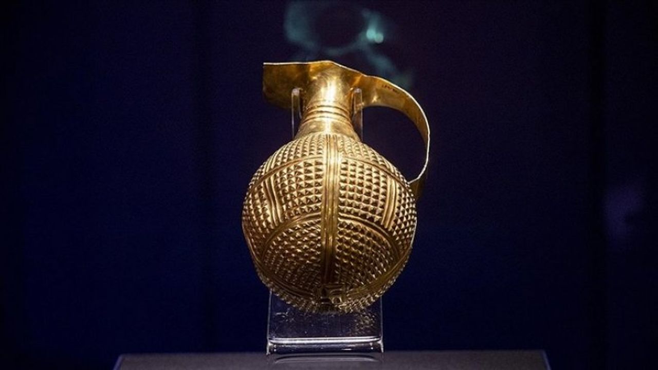 Yaklaşık 4 bin 250 yıllık altın gaga ağızlı testi Türkiye'ye iade edildi