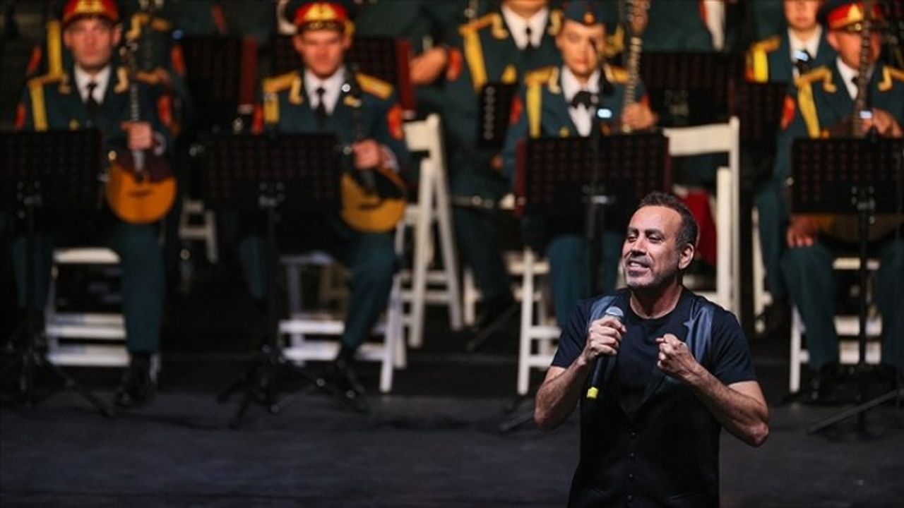 Haluk Levent'ten Mehmetçik Vakfı'na 150 bin liralık bağış