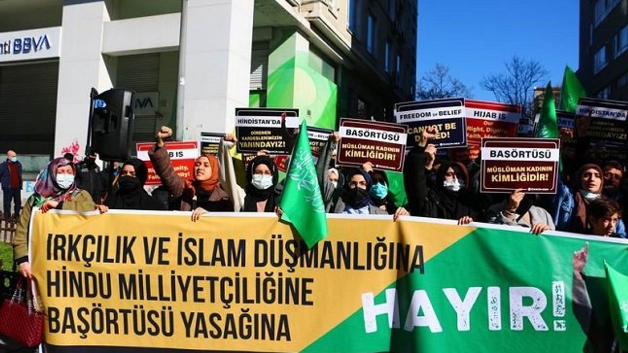 Hindistan’daki başörtüsü yasağı İstanbul’da protesto edildi