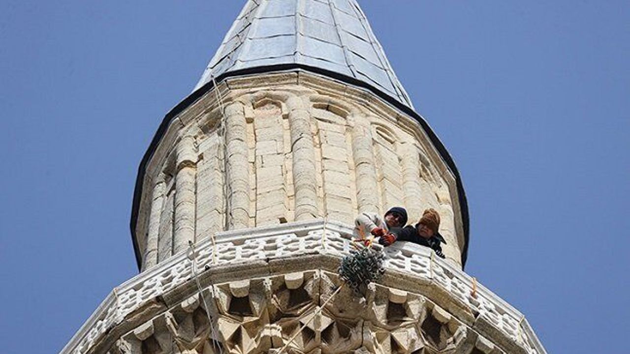 Ramazan'a özel Osmanlı geleneği mahyalar camilere asılıyor