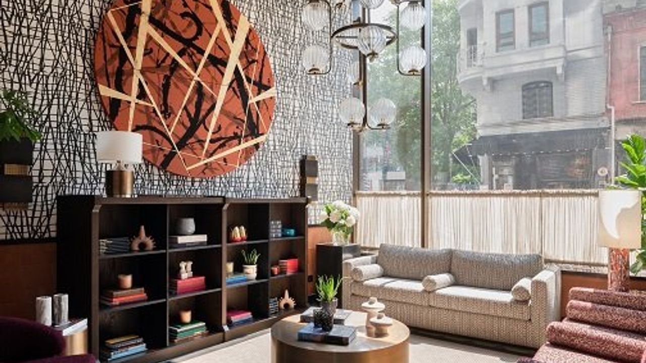 Ünlü sanatçı Pesimo, Root Karaköy’ün Mural projesi için İstanbul’a geldi