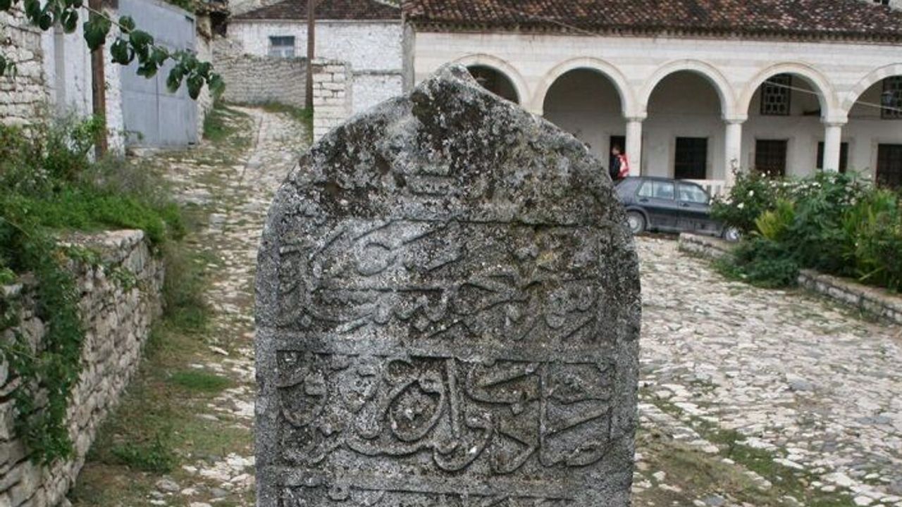 Arnavutluk'ta en eski tarihli Osmanlı mezar taşı