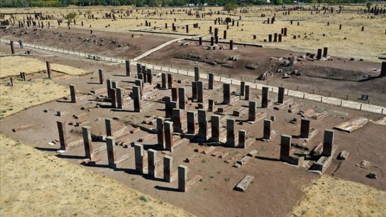 Ahlat Selçuklu Meydan Mezarlığı'nda 108 yeni mezar gün yüzüne çıkarıldı