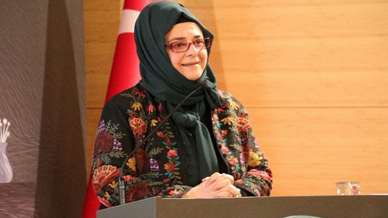 Ayşenur Kurtoğlu: “Akıl ve ahlâk olduğu müddetçe temel adap kuralları kıymetini yitirmeyecektir.”
