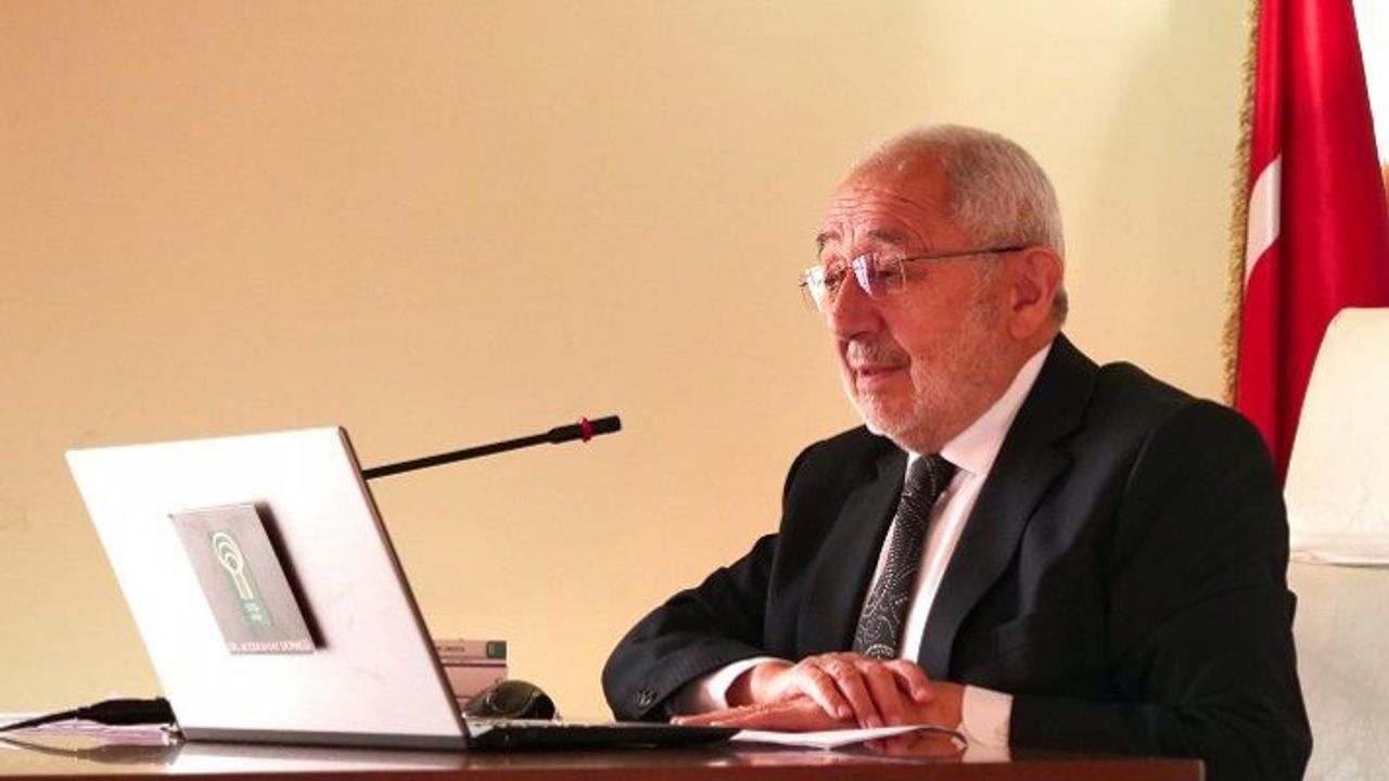 Ekrem Erdem: "İnsanın değeri dili kadardır"