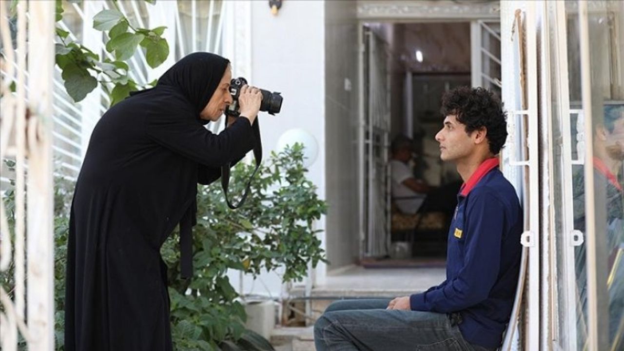 Iraklı kadın fotoğraf sanatçısı ilerlemiş yaşına rağmen mesleğini 'aşkla' sürdürüyor