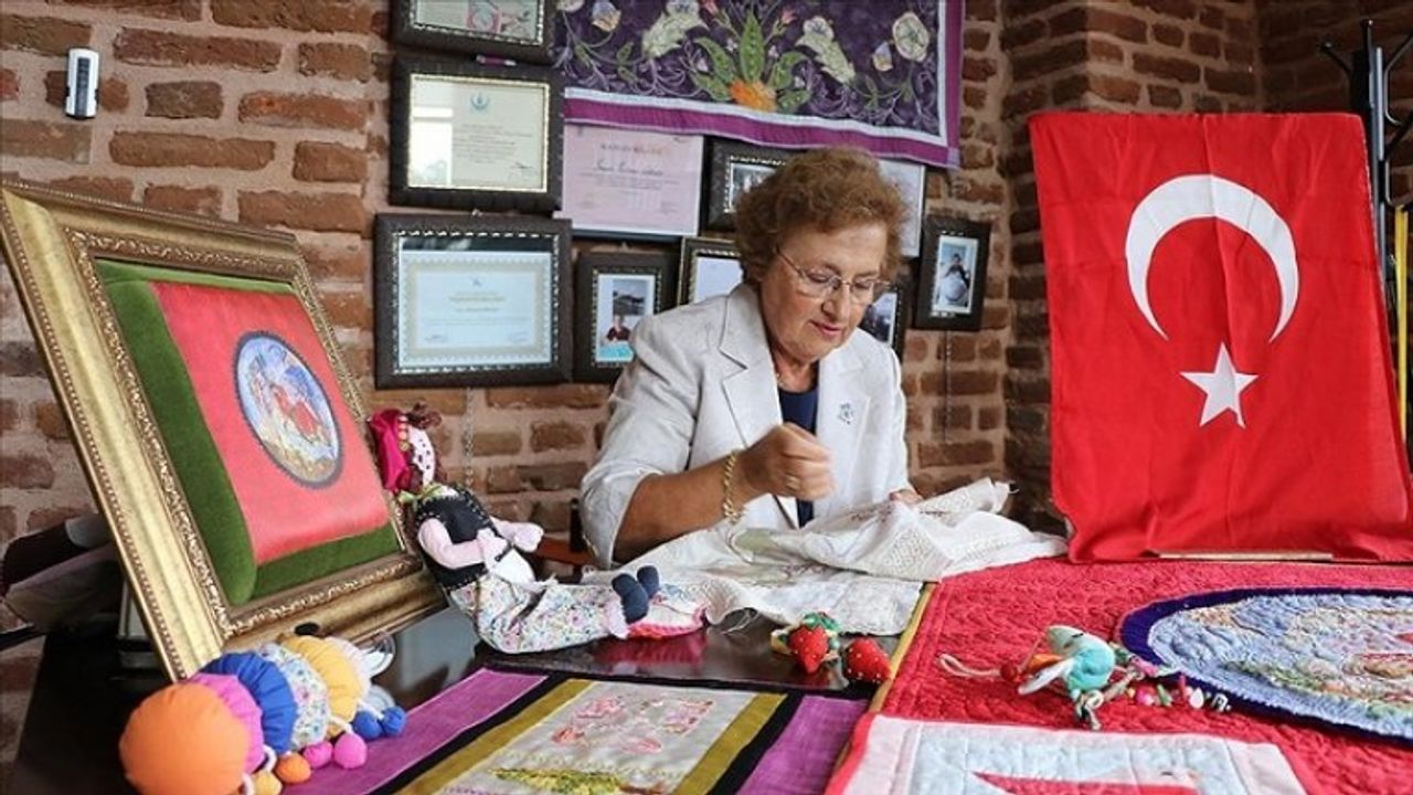 Kentlerin simge yapılarını "kırkyama" sanatıyla eserlerine yansıtıyor