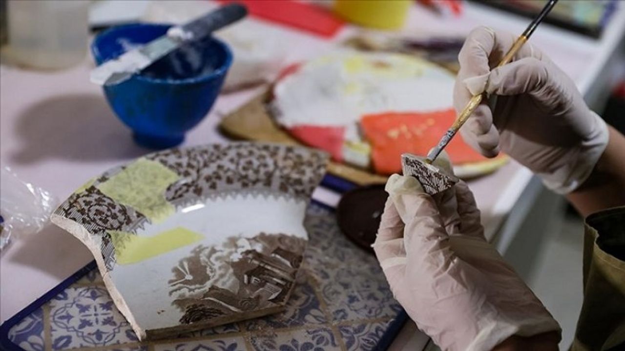 Antik kentten çıkan eserler restoratörlerin elinde yapbozun parçaları gibi birleşiyor