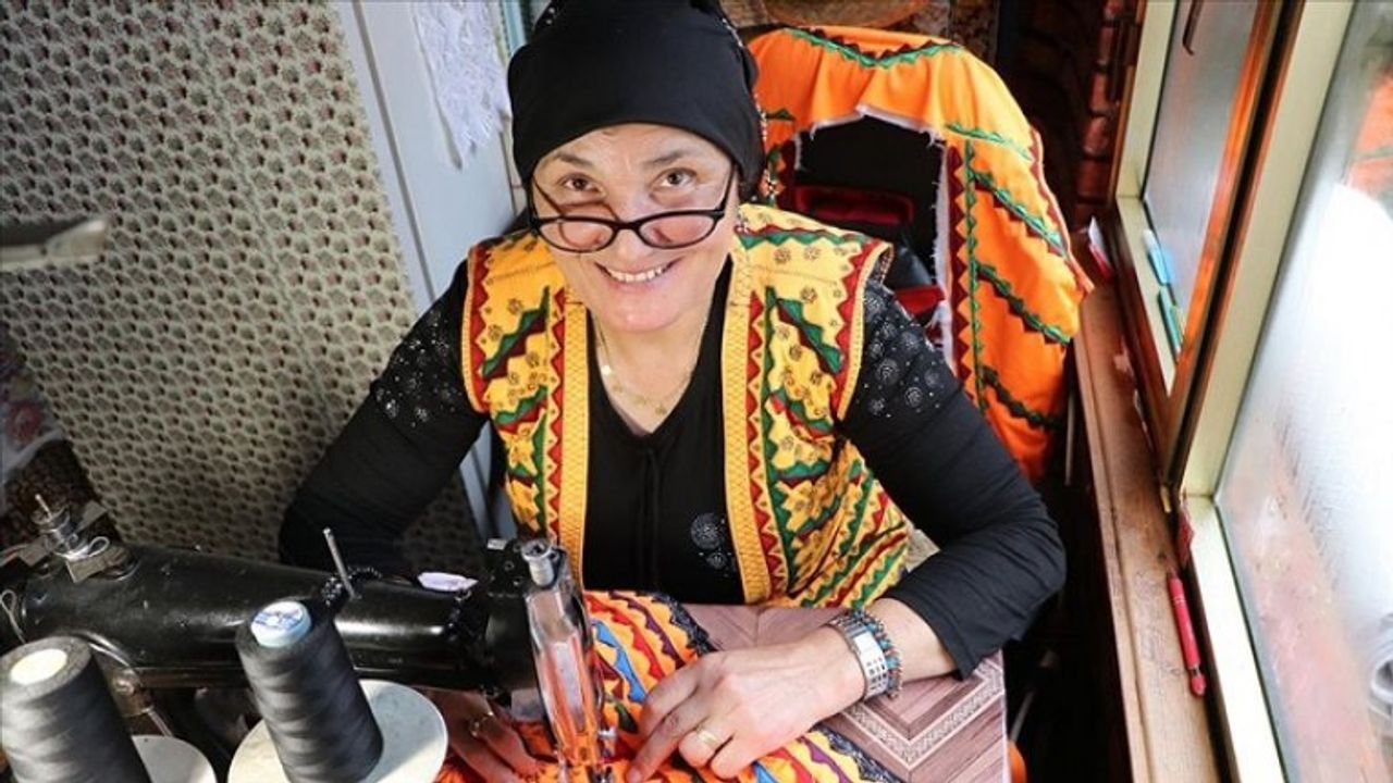 Baba yadigarı dikiş makinesiyle 20 yıldır "Çal yeleği" dikiyor