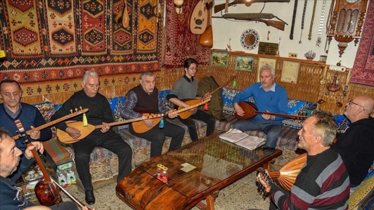 Bilecik'teki kültürevinde 30 yıldır çayın demine bağlamanın telleri eşlik ediyor