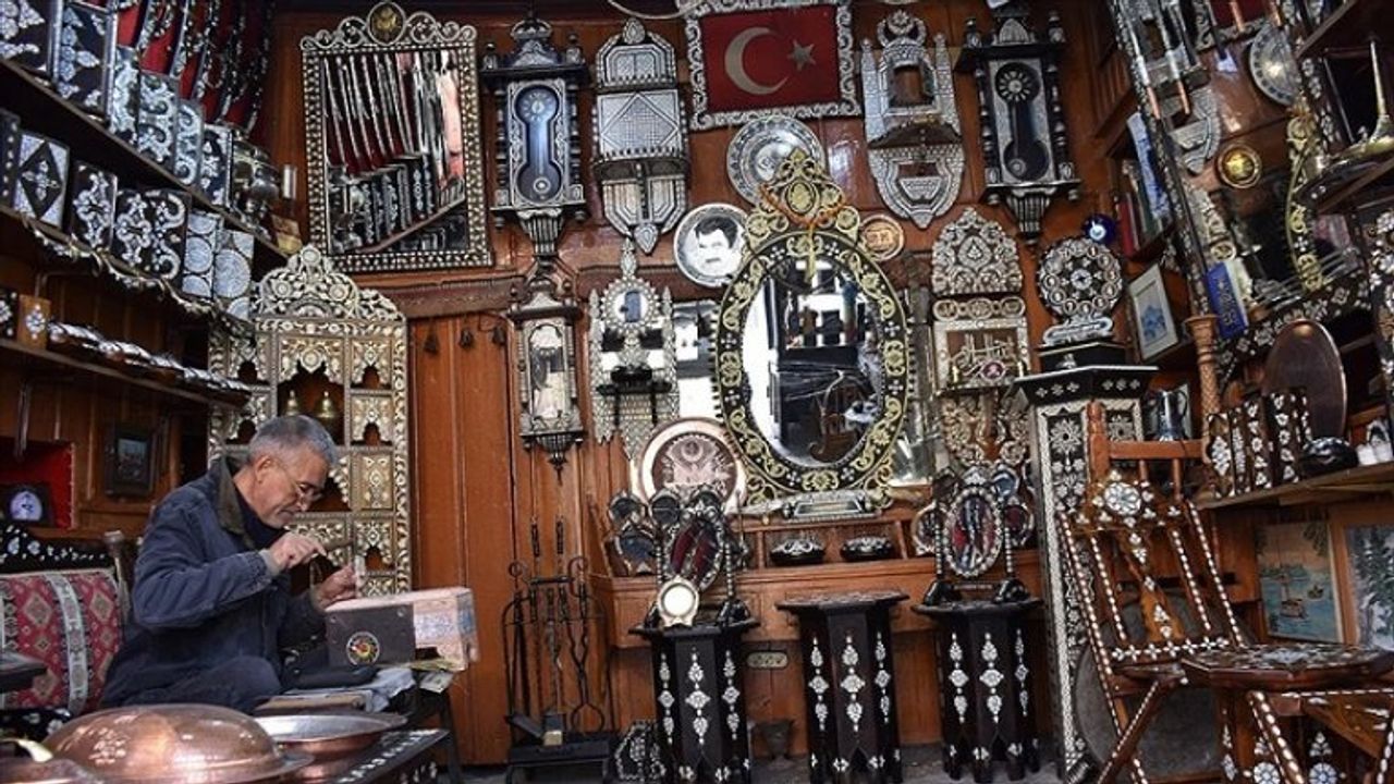 Çırak olarak başladığı "sedefçilik" mesleğini 44 yıldır sürdürüyor